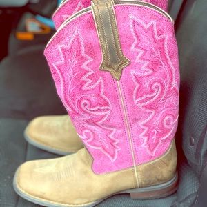 Woman’s Pink cowgirl boots